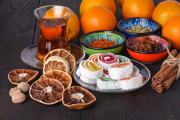 Té en Azerbaiyán armudu tradicional y pila de dulces en la mesa