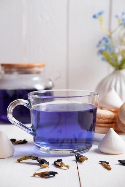 Té azul anchon tailandés en un vaso transparente Una bebida saludable para la desintoxicación de la dieta saludable