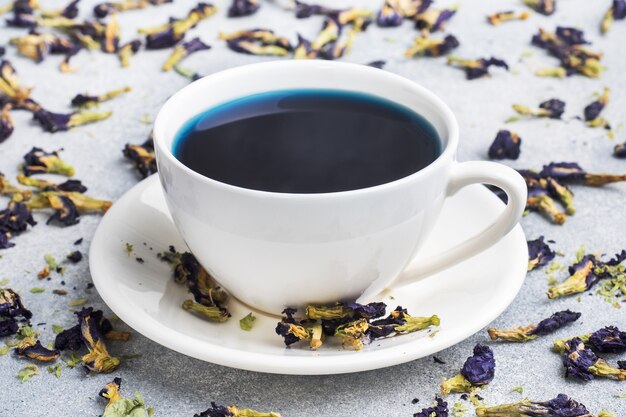 Té azul tailandés anchan de cogollos klitoria Ternate en una taza blanca.