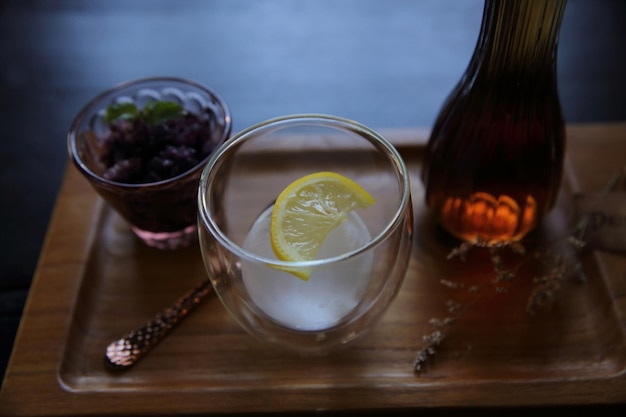 Té de bayas con bola de hielo sobre fondo de madera