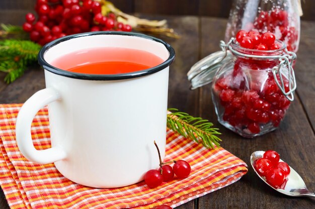 Té de bayas caliente en una taza blanca