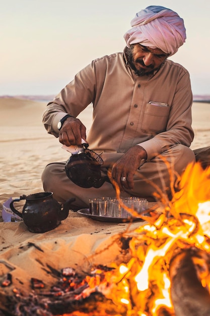 Té beduino en el fuego en el desierto del Sáhara, Egipto