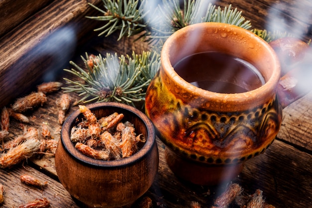 Té con brotes de pino