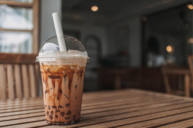 Té de burbujas de boba de cacao helado servido en la mesa del café