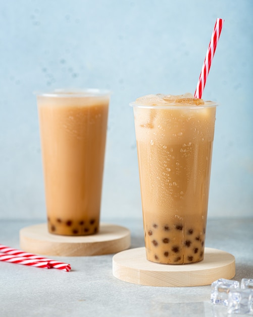 Té de burbujas de leche de Taiwán con tapioca en un vaso de plástico el enfoque selectivo