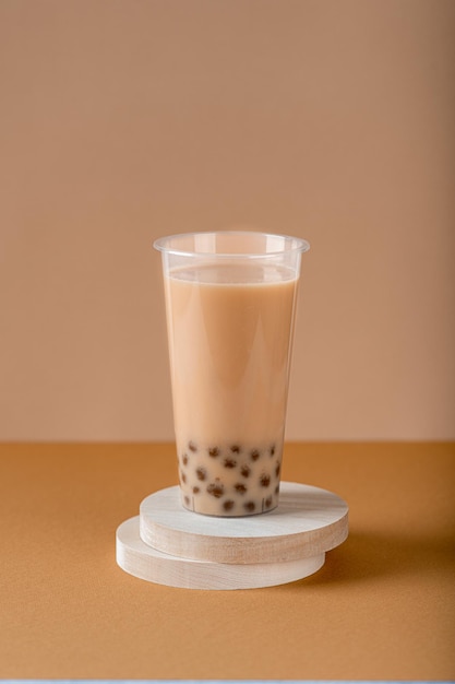 Té de burbujas de leche de Taiwán con tapioca en un vaso de plástico, enfoque selectivo