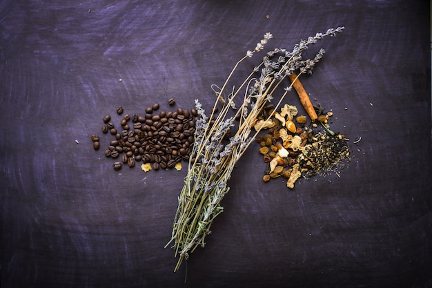 Té y café en el papel negro Comida favorita de desayuno o brunch saludable