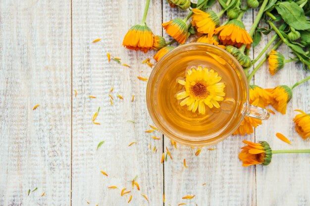 Té de caléndula y flores. Enfoque selectivo naturaleza.