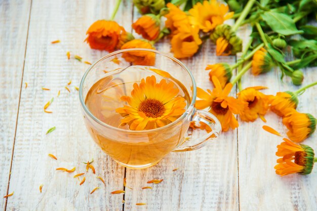 Té de caléndula y flores. Enfoque selectivo naturaleza.