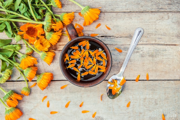 Té de caléndula y flores. Enfoque selectivo naturaleza.