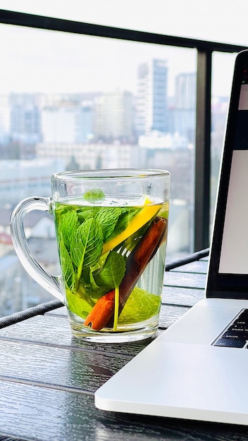 Té caliente con corteza de canela y hojas de menta verde