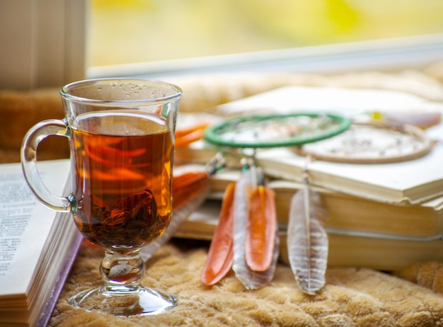 Té caliente en el fondo de una ventana y naturaleza otoñal