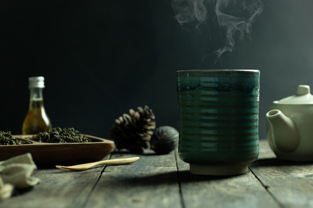 Té caliente y humo en una taza en la mesa