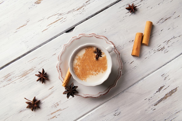 Té caliente indio tradicional con especias