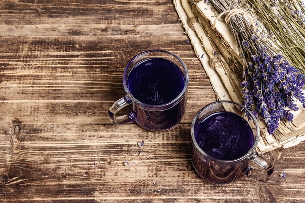 Té caliente de lavanda en mesa de madera vintage