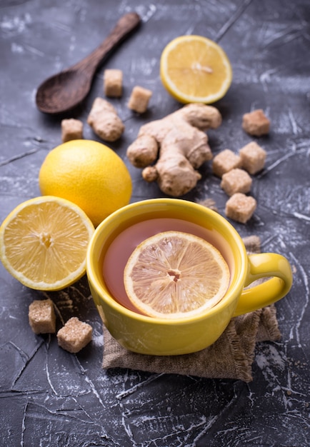 Té caliente con limón y jengibre