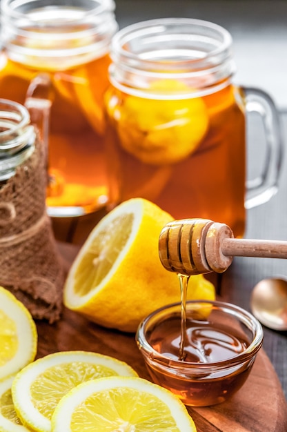 Foto té caliente con limón y miel natural, buen capricho para tener vitaminas y fuerte inmunidad.