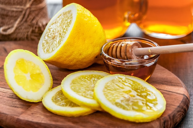 Té caliente con limón y miel natural, buen capricho para tener vitaminas y fuerte inmunidad.