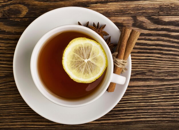 té caliente con limón