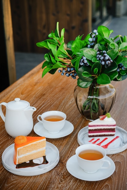 Foto té caliente en la mañana con pasteles