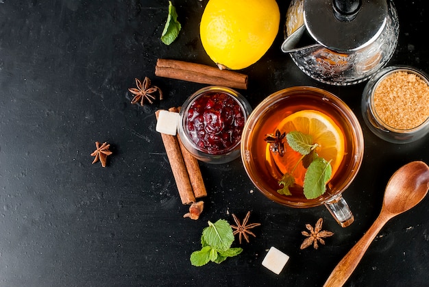 Té caliente con menta, limón, menta y mermelada de frambuesa.