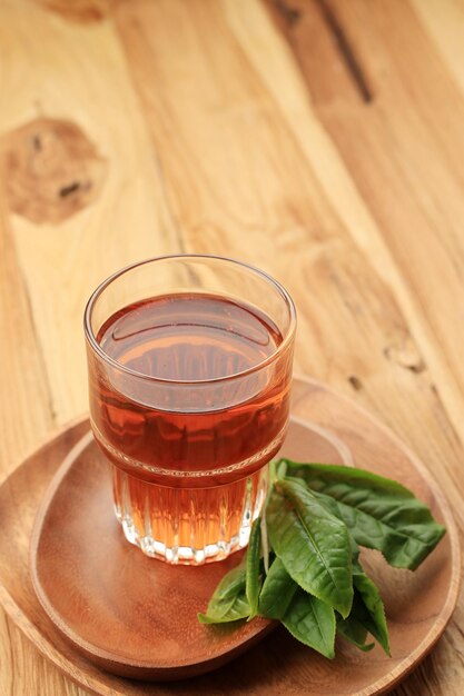 Té caliente en mesa de madera