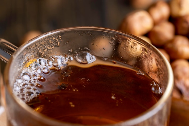 té caliente preparado en una taza transparente para preparar el desayuno con té caliente y postre