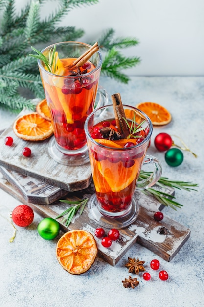 Té caliente con rodajas de naranja y arándanos en vasos altos de vidrio. Bebidas calientes para invierno y Navidad