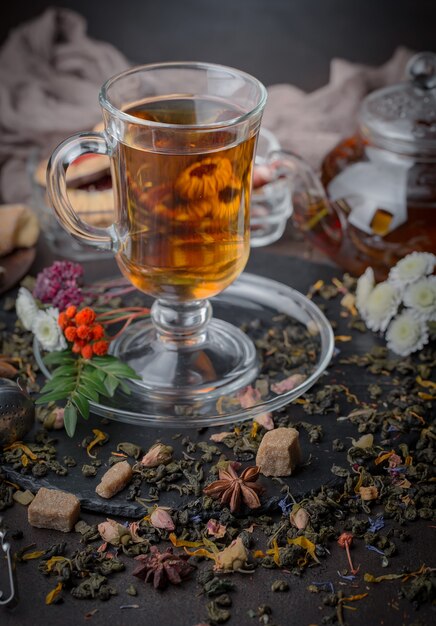 Té caliente en una taza sobre un fondo antiguo