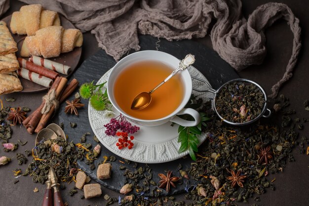 Té caliente en una taza sobre un fondo antiguo