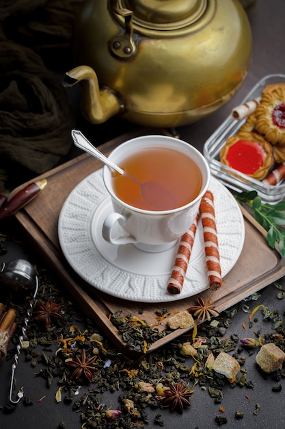 Té caliente en una taza sobre un fondo antiguo