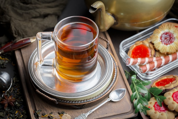 Té caliente en una taza sobre un fondo antiguo