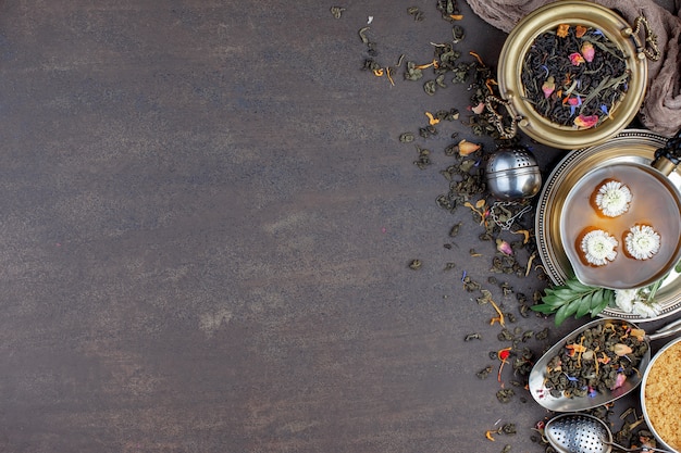 Té caliente en una taza sobre un fondo antiguo