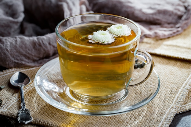 Té caliente en una taza sobre un fondo antiguo