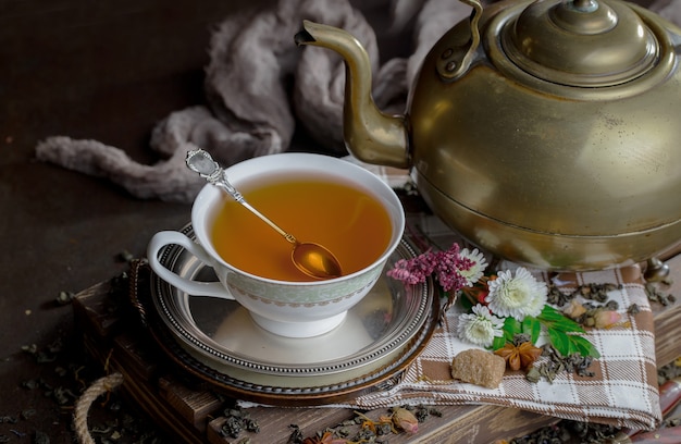 Té caliente en una taza sobre un fondo antiguo