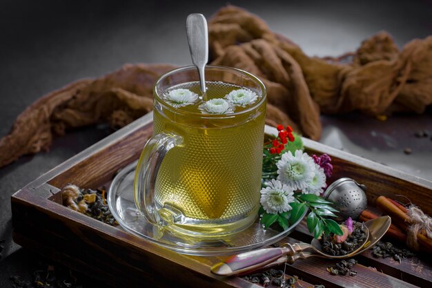 Té caliente en una taza sobre un fondo antiguo.