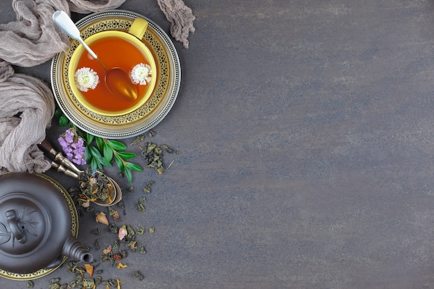 Té caliente en una taza sobre un fondo antiguo.