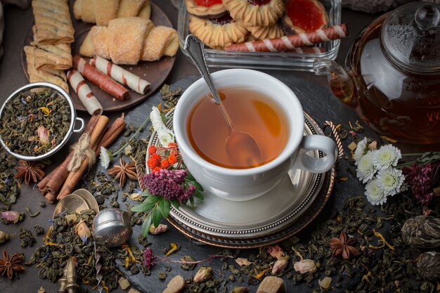 Té caliente en una taza sobre un fondo antiguo