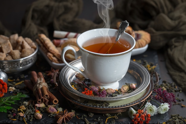 Té caliente en una taza sobre un fondo antiguo