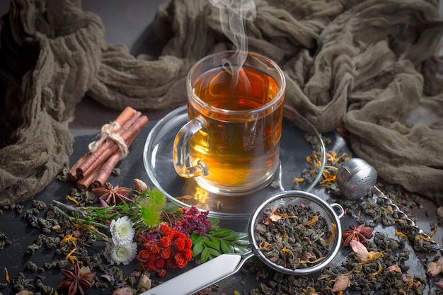 Té caliente en una taza sobre un fondo antiguo