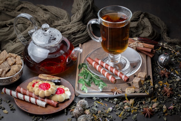 Té caliente en una taza sobre un fondo antiguo