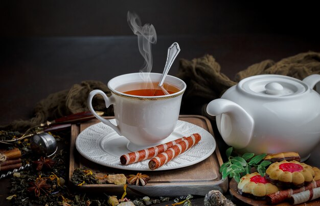 Té caliente en una taza sobre un fondo antiguo