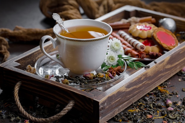 Té caliente en una taza sobre un fondo antiguo