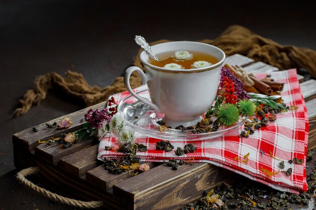 Té caliente en una taza sobre un fondo antiguo