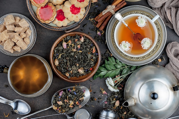 Té caliente en una taza sobre un fondo antiguo