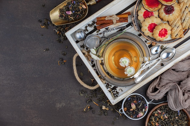 Té caliente en una taza sobre un fondo antiguo