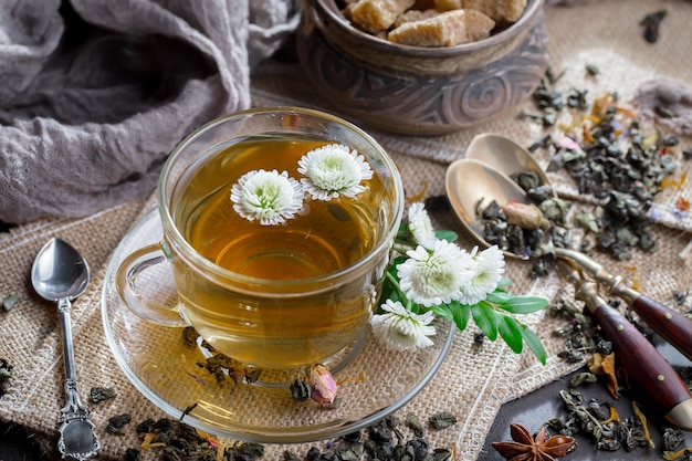 Té caliente en una taza sobre un fondo antiguo