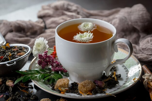 Té caliente en una taza sobre un fondo antiguo