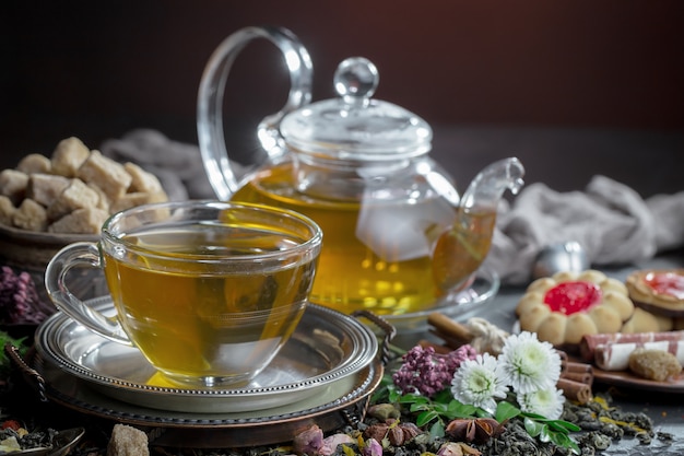 Té caliente en una taza sobre un fondo antiguo