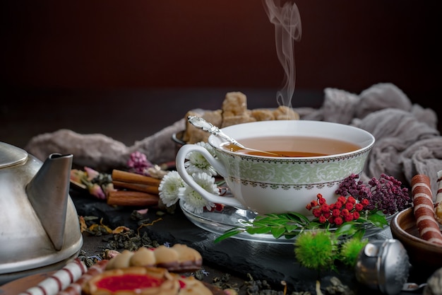 Té caliente en una taza sobre un fondo antiguo